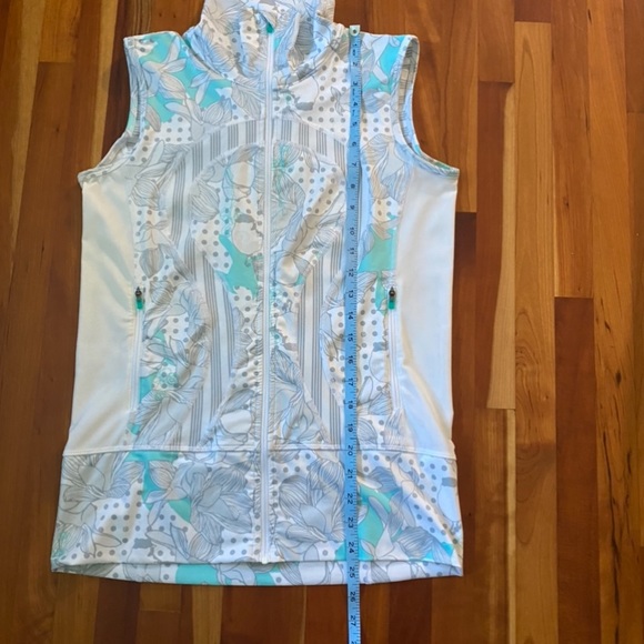 Vintage Lululemon Vest with Side Mesh Panels with Grey/Turquoise Lily Pattern - Picture 15 of 16